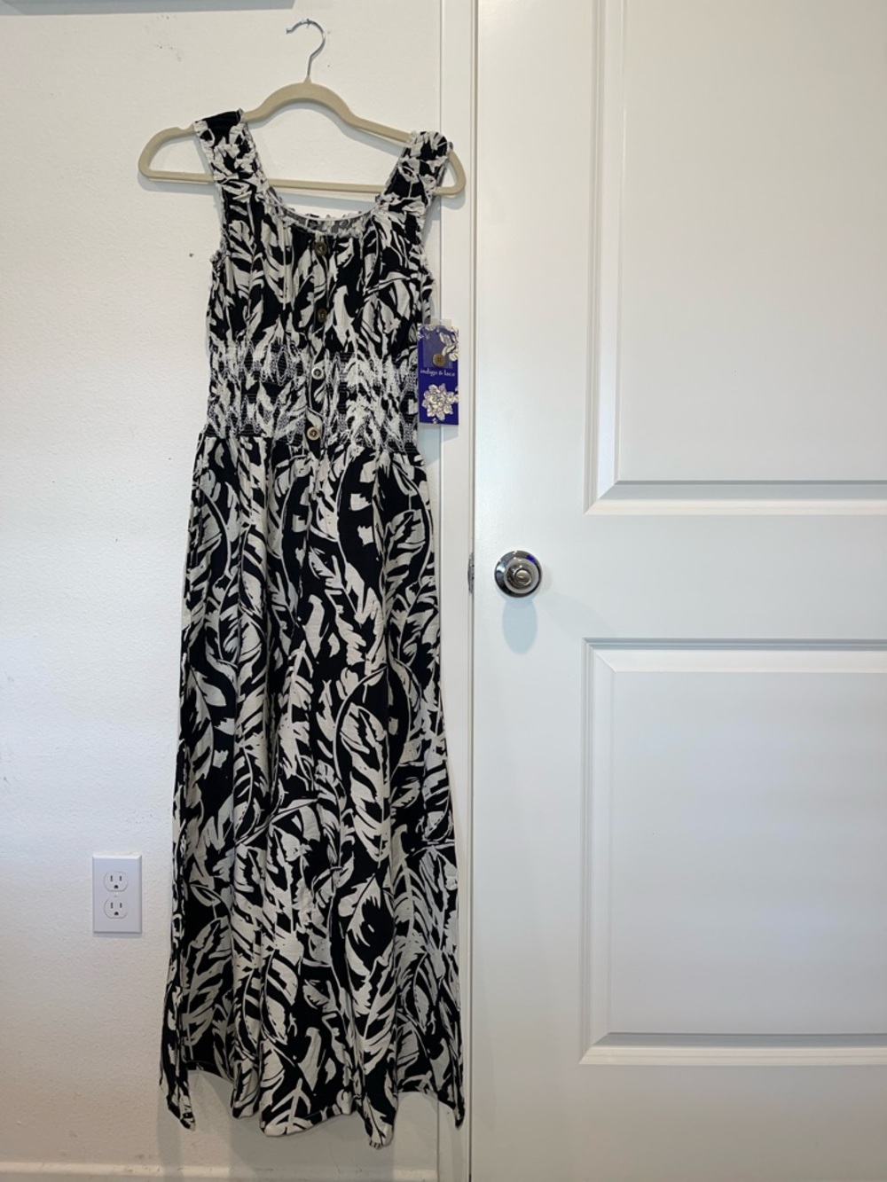 Black & White Leaf-Print Maxi Dress - Sleeveless Summer Dress